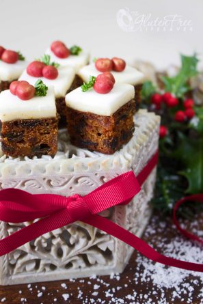 Festive Gluten-Free Christmas Cake Bites! #christmas #cake #glutenfree